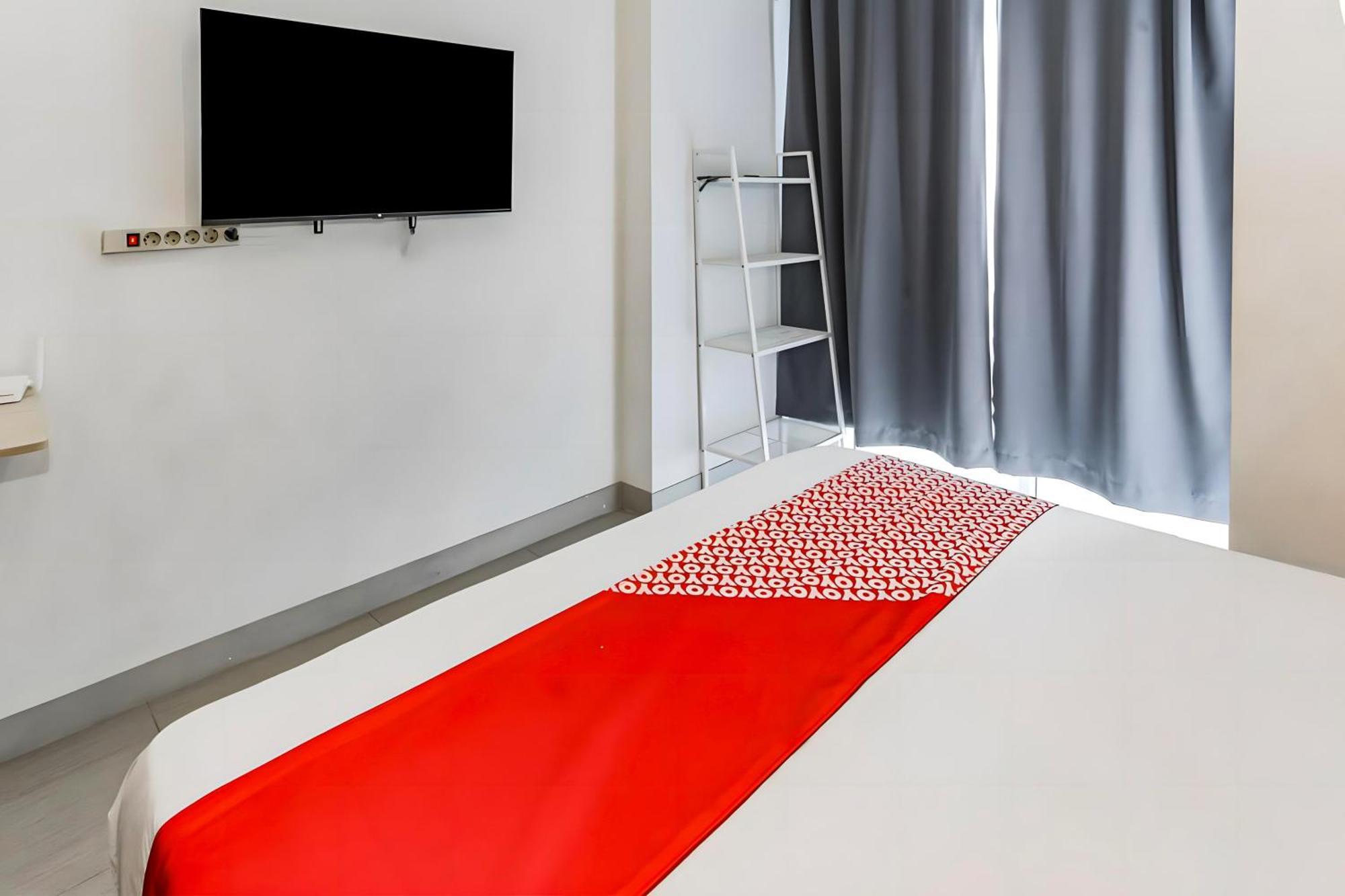 Oyo 93703 F88 Otel Bekasi Dış mekan fotoğraf