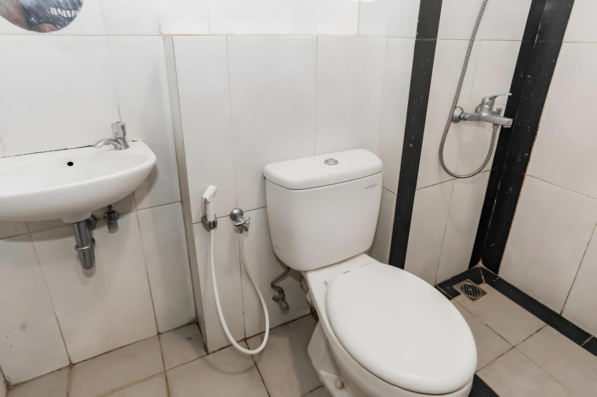 Oyo 93703 F88 Otel Bekasi Dış mekan fotoğraf